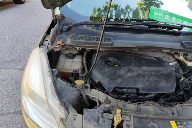 Used Ford Kuga 2013 1.6L GTDi Two-Wheel-Drive Comfort Model Engine Bay Right