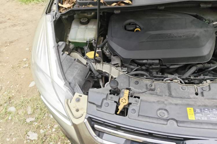 Used Ford Kuga 2013 1.6L GTDi Two-Wheel-Drive Comfort Model Engine Bay Right