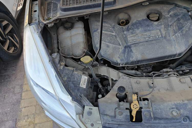 Used Ford Kuga 2013 2.0L GTDi Four-Wheel-Drive Elite Model Engine Bay Right