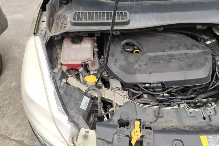 Used Ford Kuga 2013 1.6L GTDi Two-Wheel-Drive Trend Model Engine Bay Right