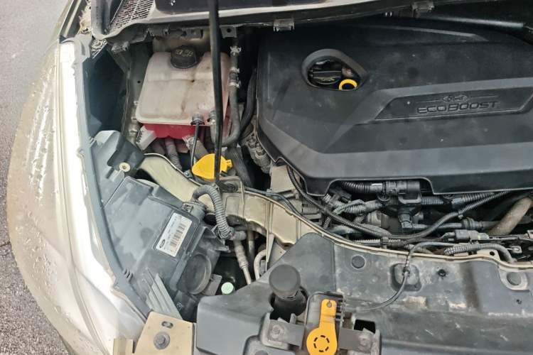 Used Ford Kuga 2013 1.6L GTDi Two-Wheel-Drive Trend Model Engine Bay Right