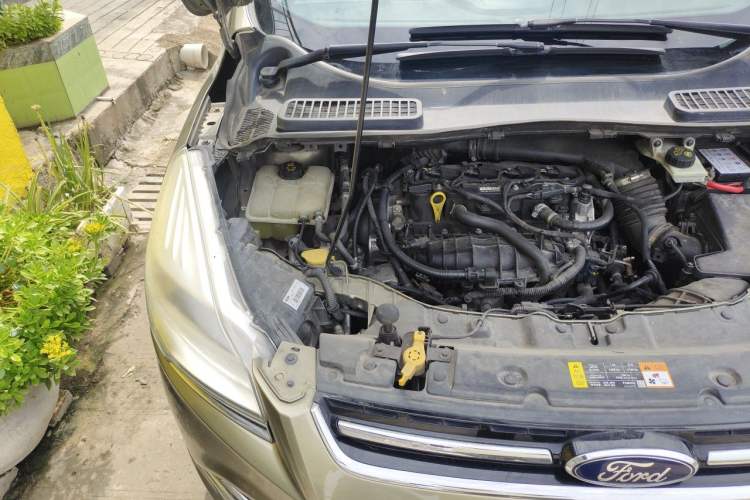 Used Ford Kuga 2013 1.6L GTDi Two-Wheel-Drive Trend Model Engine Bay Right