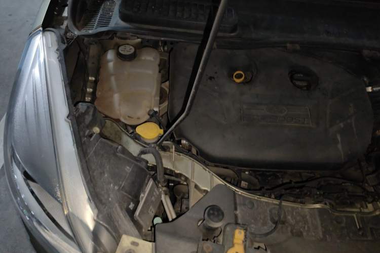 Used Ford Kuga 2013 2.0L GTDi Four-Wheel-Drive Sport Model Engine Bay Right