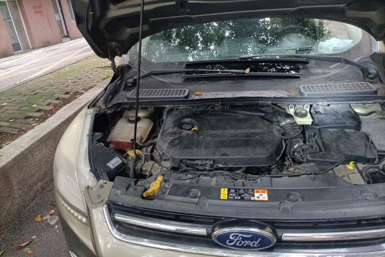 Used Ford Kuga 2013 1.6L GTDi Two-Wheel-Drive Trend Model Engine Bay Right