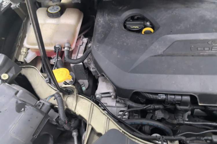 Used Ford Kuga 2013 1.6L GTDi Two-Wheel-Drive Comfort Model Engine Bay Right