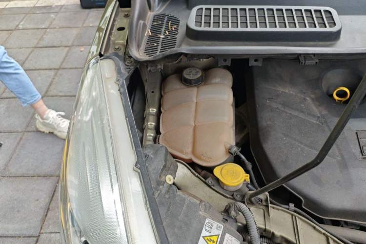 Used Ford Kuga 2013 2.0L GTDi Four-Wheel-Drive Sport Model Engine Bay Right