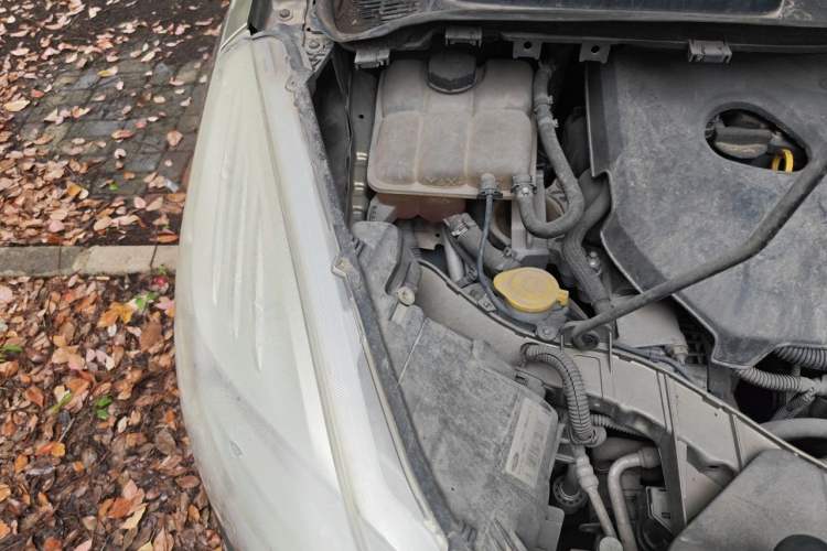 Used Ford Kuga 2013 1.6L GTDi Two-Wheel-Drive Trend Model Engine Bay Right