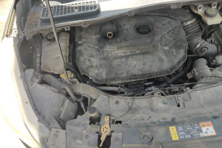 Used Ford Kuga 2013 2.0L GTDi Four-Wheel-Drive Sport Model Engine Bay Right