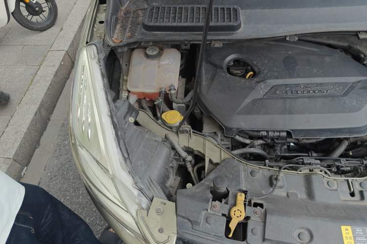Used Ford Kuga 2013 1.6L GTDi Two-Wheel-Drive Trend Model Engine Bay Right