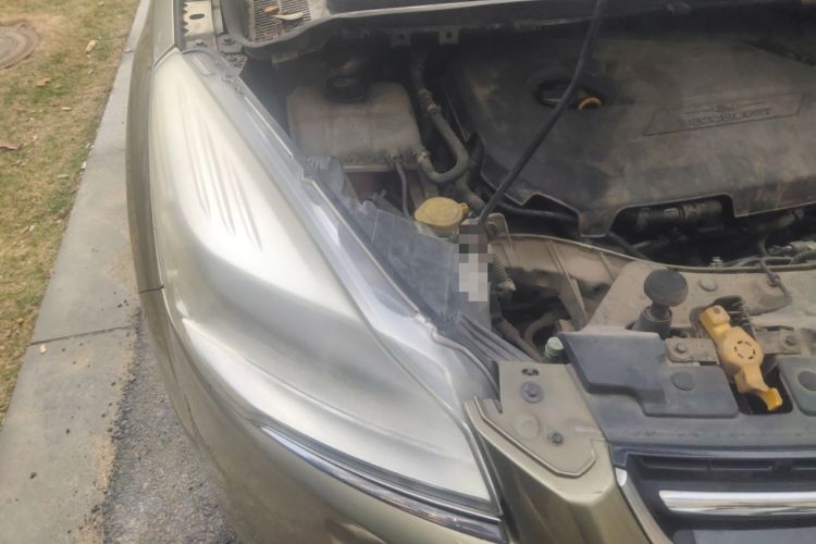 Used Ford Kuga 2013 1.6L GTDi Two-Wheel-Drive Trend Model Engine Bay Right