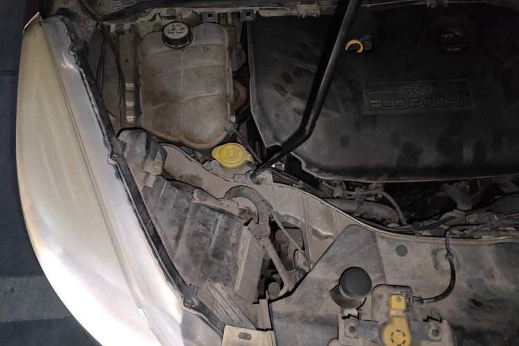 Used Ford Kuga 2013 2.0L GTDi Four-Wheel-Drive Sport Model Engine Bay Right