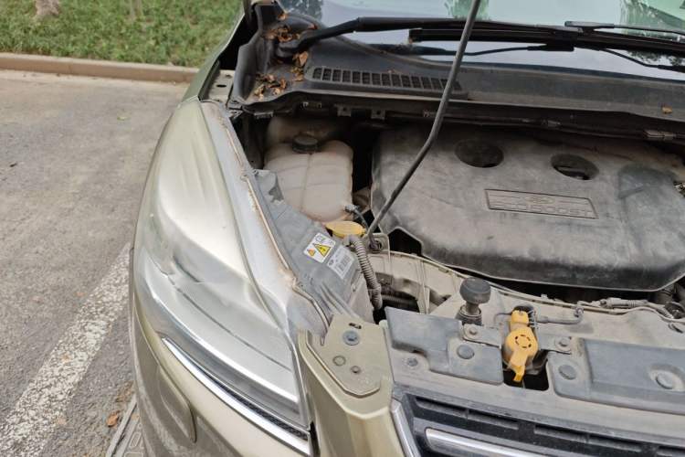 Used Ford Kuga 2013 2.0L GTDi Four-Wheel-Drive Sport Model Engine Bay Right
