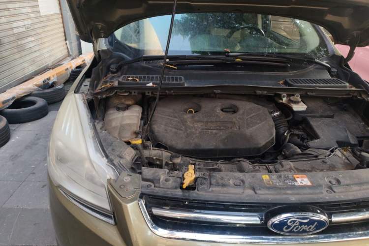 Used Ford Kuga 2013 2.0L GTDi Four-Wheel-Drive Elite Model Engine Bay Right