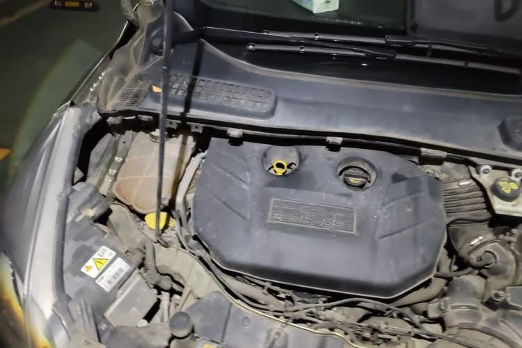 Used Ford Kuga 2013 2.0L GTDi Four-Wheel-Drive Sport Model Engine Bay Right