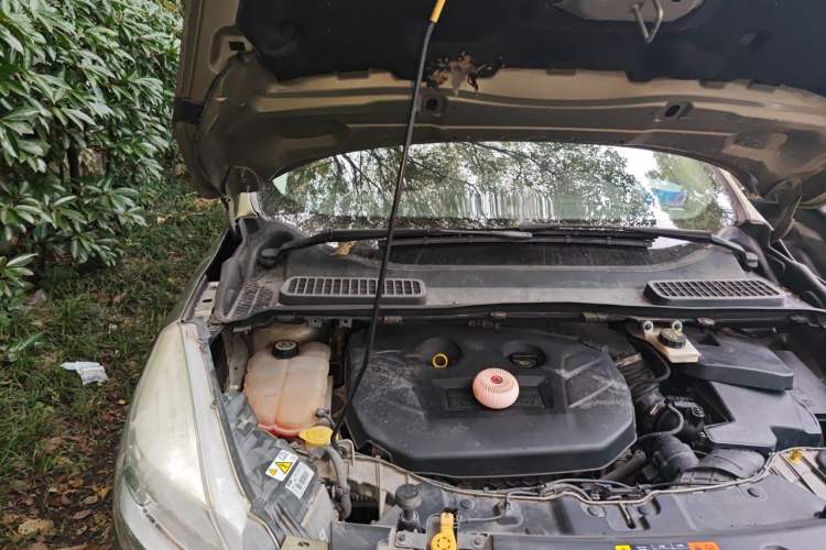 Used Ford Kuga 2013 2.0L GTDi Four-Wheel-Drive Sport Model Engine Bay Right