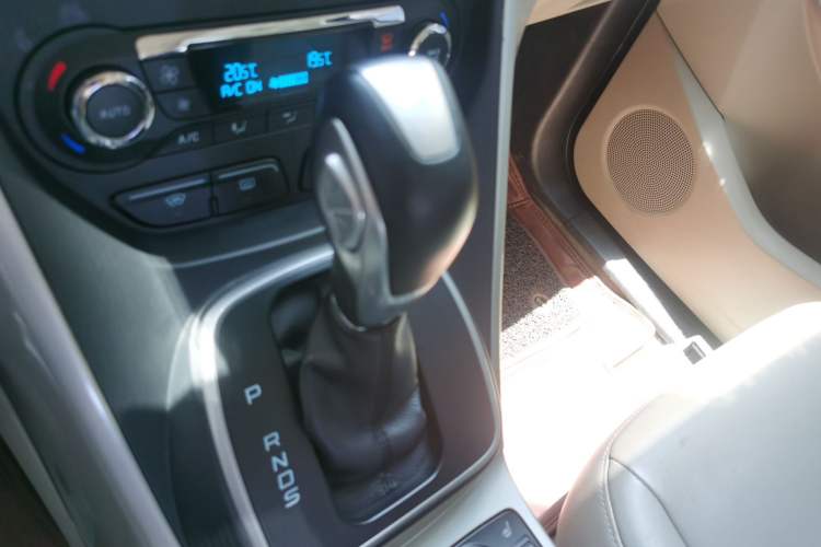 Used Ford Kuga 2013 2.0L GTDi Four-Wheel-Drive Sport Model Gear Lever