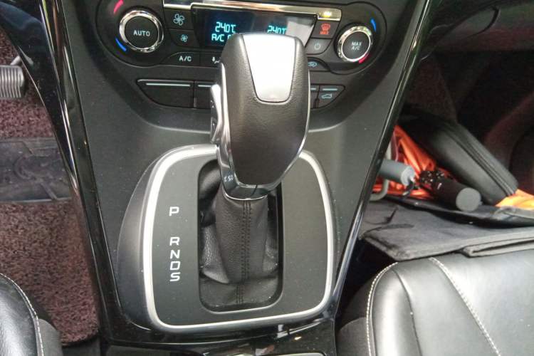 Used Ford Kuga 2013 2.0L GTDi Four-Wheel-Drive Sport Model Gear Lever