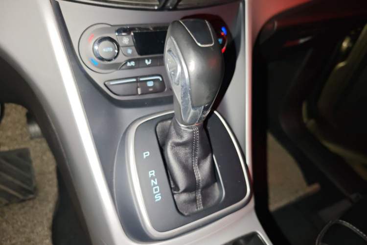 Used Ford Kuga 2013 1.6L GTDi Two-Wheel-Drive Trend Model Gear Lever