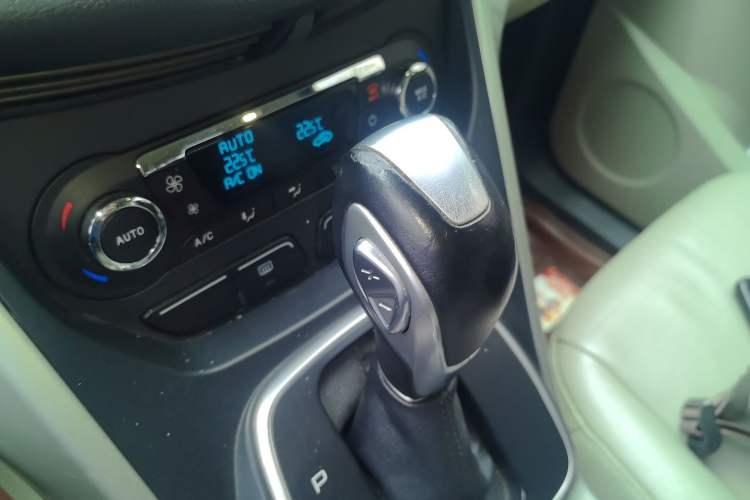 Used Ford Kuga 2013 1.6L GTDi 4x4 Elite Model Gear Lever