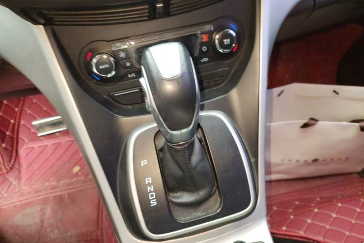 Used Ford Kuga 2013 1.6L GTDi Two-Wheel-Drive Trend Model Gear Lever