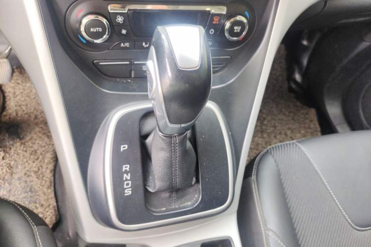 Used Ford Kuga 2013 1.6L GTDi Two-Wheel-Drive Trend Model Gear Lever
