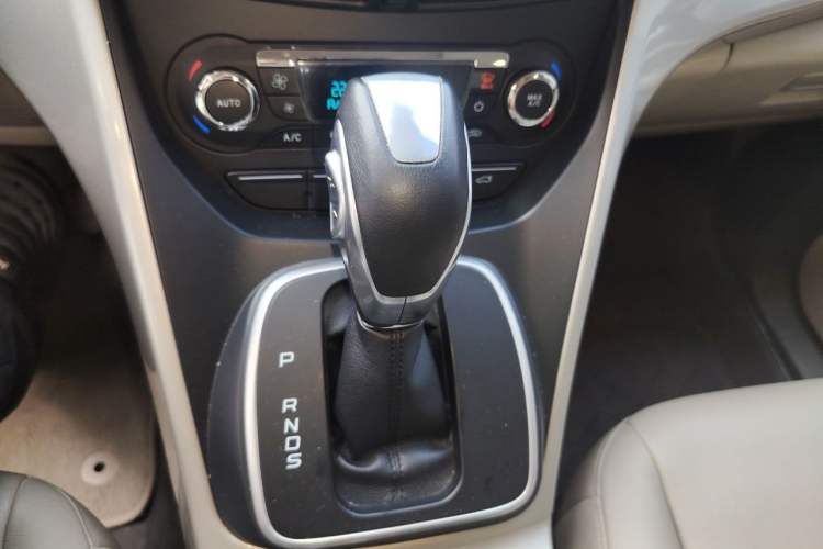 Used Ford Kuga 2013 1.6L GTDi 4x4 Elite Model Gear Lever