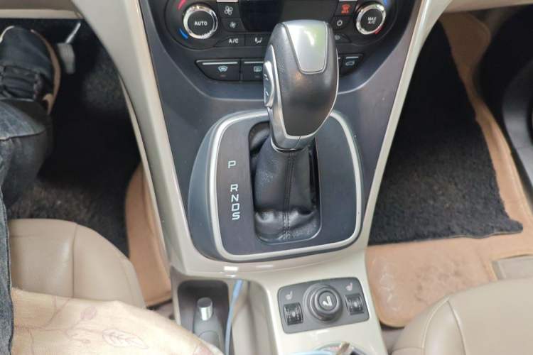 Used Ford Kuga 2013 2.0L GTDi Four-Wheel-Drive Sport Model Gear Lever