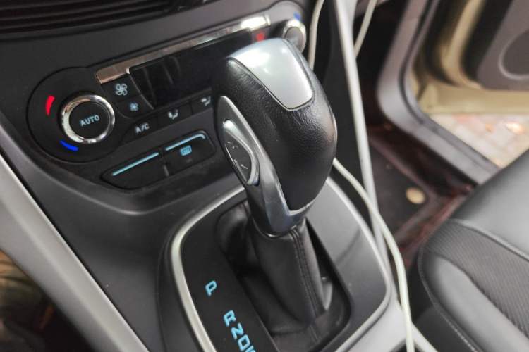 Used Ford Kuga 2013 1.6L GTDi Two-Wheel-Drive Trend Model Gear Lever