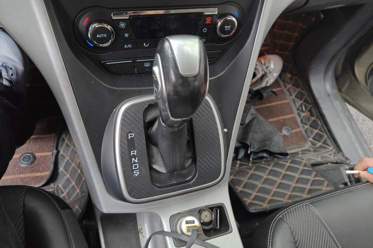 Used Ford Kuga 2013 1.6L GTDi Two-Wheel-Drive Trend Model Gear Lever