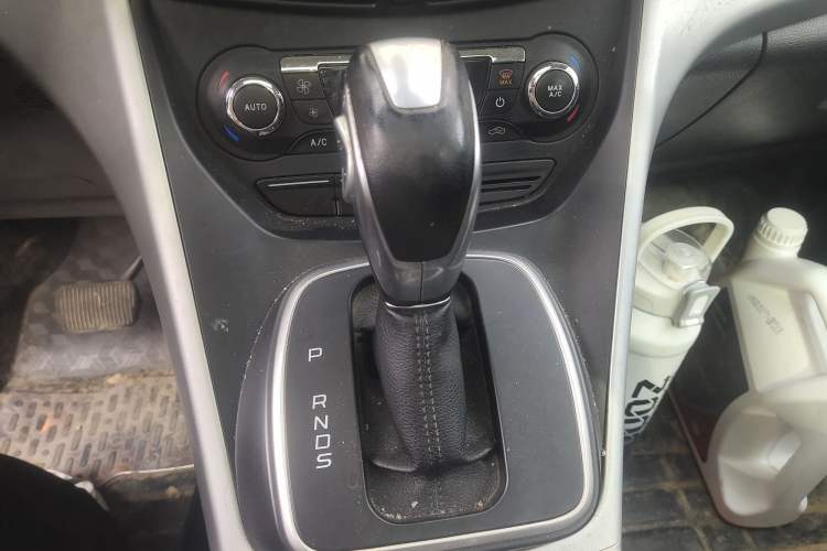 Used Ford Kuga 2013 1.6L GTDi Two-Wheel-Drive Trend Model Gear Lever