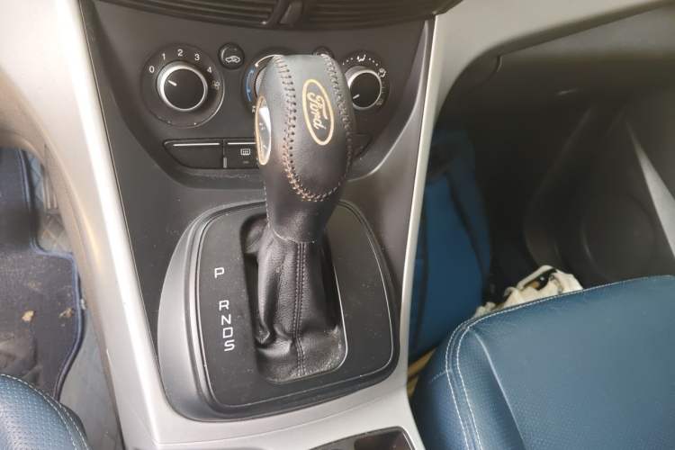 Used Ford Kuga 2013 1.6L GTDi Two-Wheel-Drive Comfort Model Gear Lever