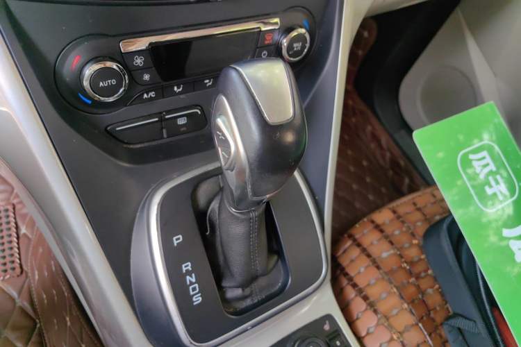 Used Ford Kuga 2013 2.0L GTDi Four-Wheel-Drive Elite Model Gear Lever