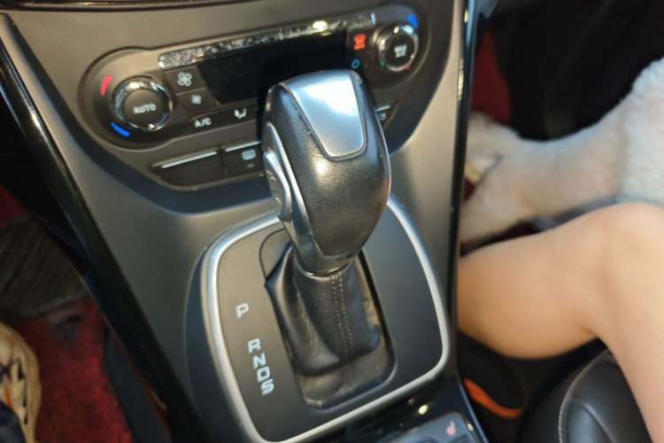 Used Ford Kuga 2013 2.0L GTDi Four-Wheel-Drive Sport Model Gear Lever