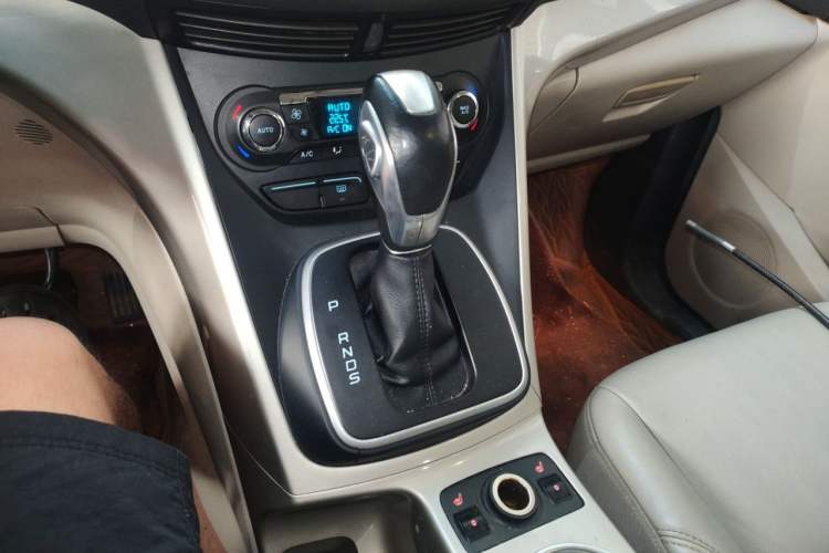Used Ford Kuga 2013 2.0L GTDi Four-Wheel-Drive Elite Model Gear Lever