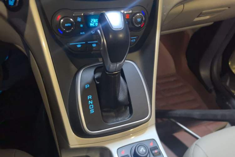 Used Ford Kuga 2013 2.0L GTDi Four-Wheel-Drive Sport Model Gear Lever