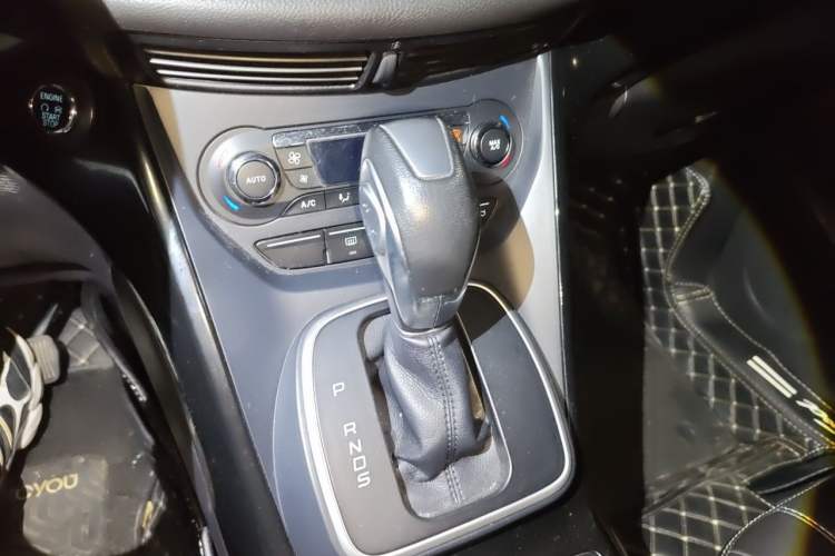 Used Ford Kuga 2013 2.0L GTDi Four-Wheel-Drive Sport Model Gear Lever