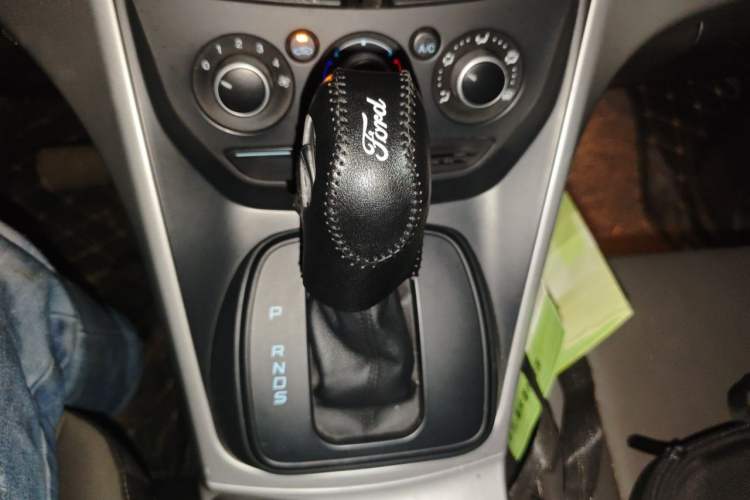 Used Ford Kuga 2013 1.6L GTDi Two-Wheel-Drive Comfort Model Gear Lever
