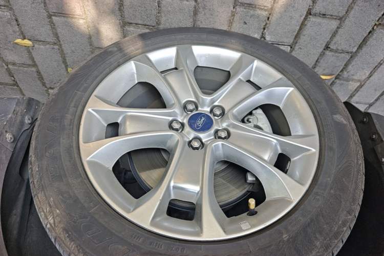 Used Ford Kuga 2013 2.0L GTDi Four-Wheel-Drive Sport Model Left Front Wheel Hub