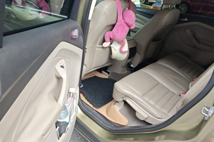 Used Ford Kuga 2013 2.0L GTDi Four-Wheel-Drive Sport Model Left Rear Seat