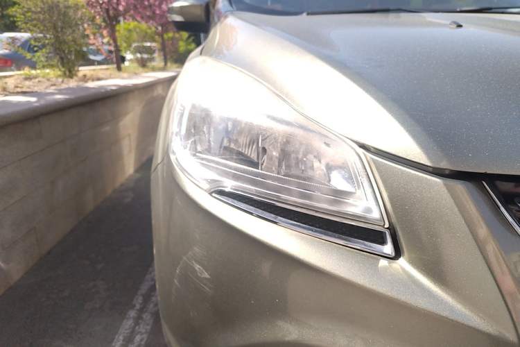 Used Ford Kuga 2013 1.6L GTDi Two-Wheel-Drive Comfort Model Right Front Headlight