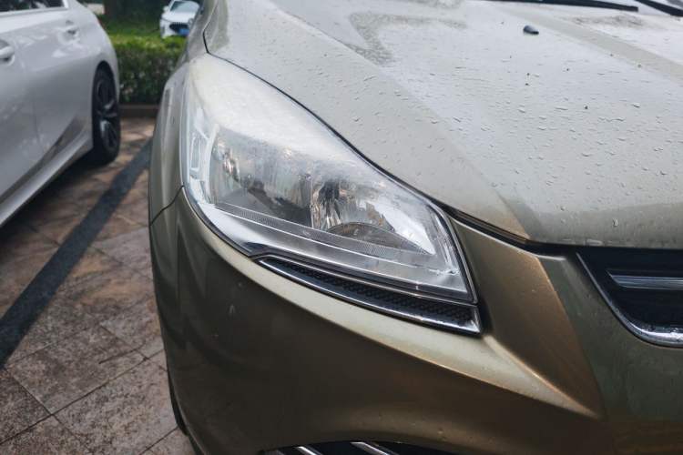 Used Ford Kuga 2013 1.6L GTDi Two-Wheel-Drive Trend Model Right Front Headlight