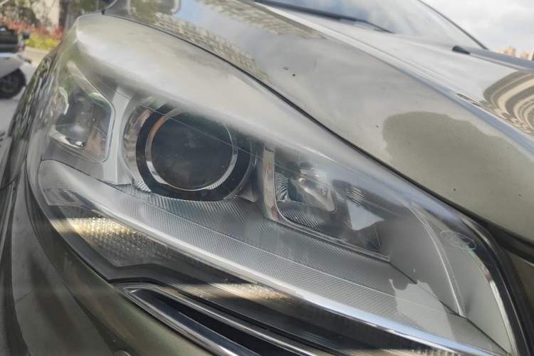 Used Ford Kuga 2013 2.0L GTDi Four-Wheel-Drive Sport Model Right Front Headlight