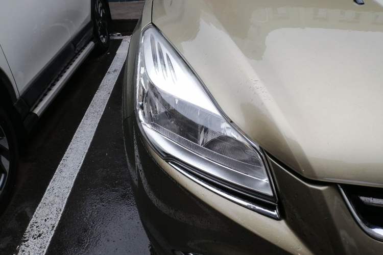 Used Ford Kuga 2013 1.6L GTDi Two-Wheel-Drive Trend Model Right Front Headlight