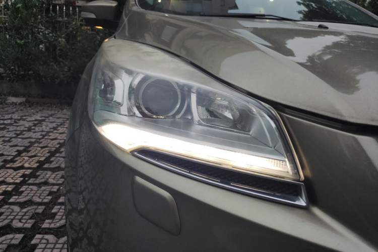 Used Ford Kuga 2013 2.0L GTDi Four-Wheel Drive Premium Model Right Front Headlight