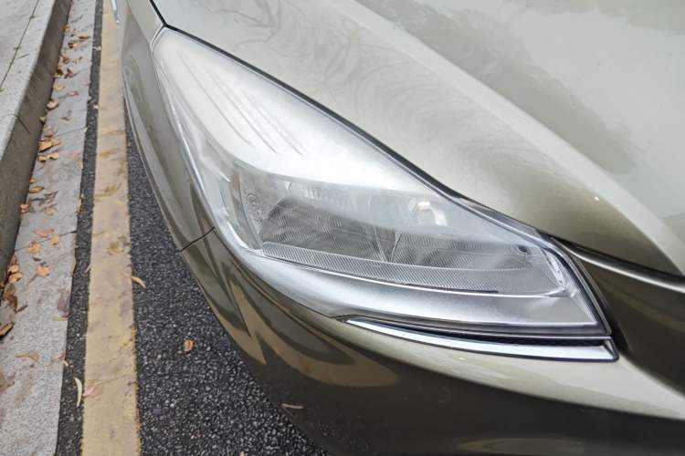 Used Ford Kuga 2013 1.6L GTDi Two-Wheel-Drive Trend Model Right Front Headlight