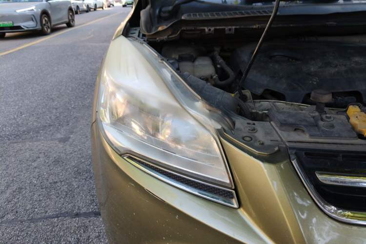 Used Ford Kuga 2013 1.6L GTDi Two-Wheel-Drive Comfort Model Right Front Headlight
