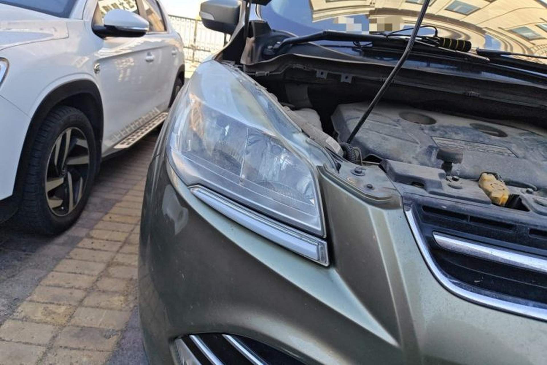Used Ford Kuga 2013 2.0L GTDi Four-Wheel-Drive Elite Model Right Front Headlight