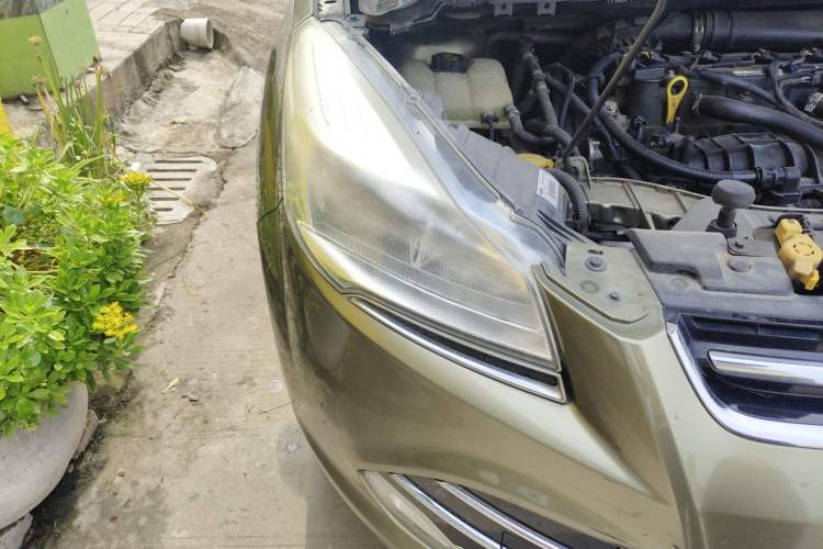 Used Ford Kuga 2013 1.6L GTDi Two-Wheel-Drive Trend Model Right Front Headlight