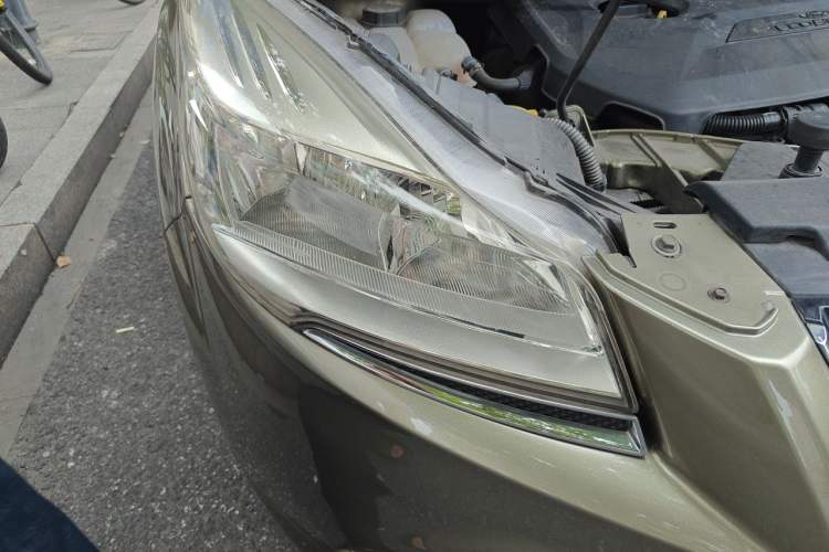 Used Ford Kuga 2013 1.6L GTDi Two-Wheel-Drive Trend Model Right Front Headlight