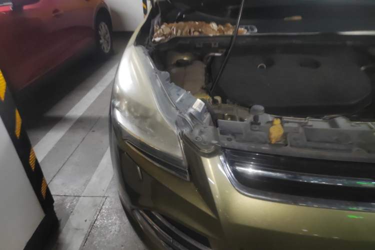 Used Ford Kuga 2013 2.0L GTDi Four-Wheel-Drive Sport Model Right Front Headlight